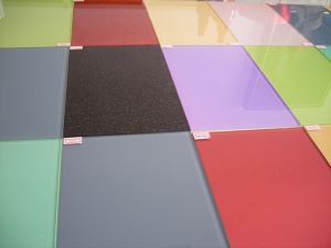 Dessus de table en verre peint au dos