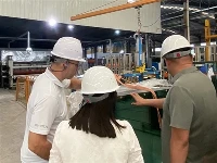Un client britannique visite l'usine MIGO GLASS pour insp...
