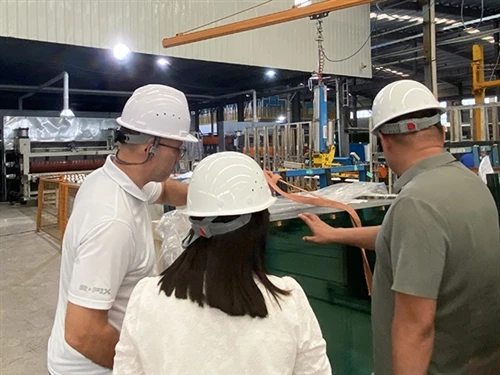 Un client britannique visite l'usine MIGO GLASS pour inspecter la production ...
