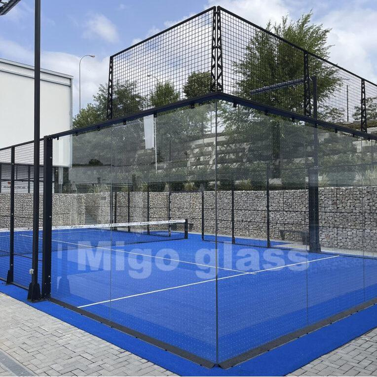 Mur en verre de la cour de Padel