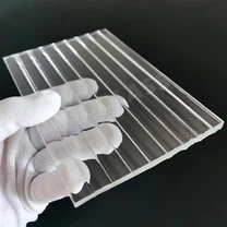 Verre à faible teneur en fer cannelé
