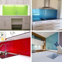Splashback en verre coloré et plan de travail dans la cuisine